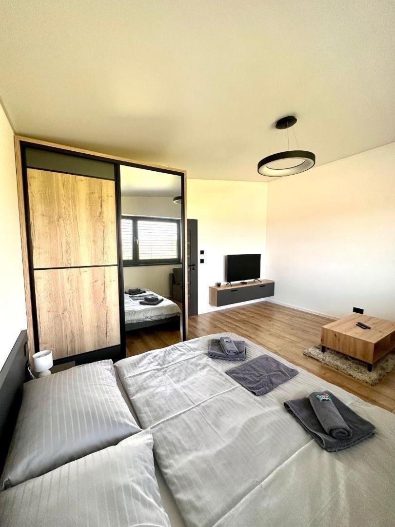 Luxury Apartments Maly Slavkov Buitenkant foto